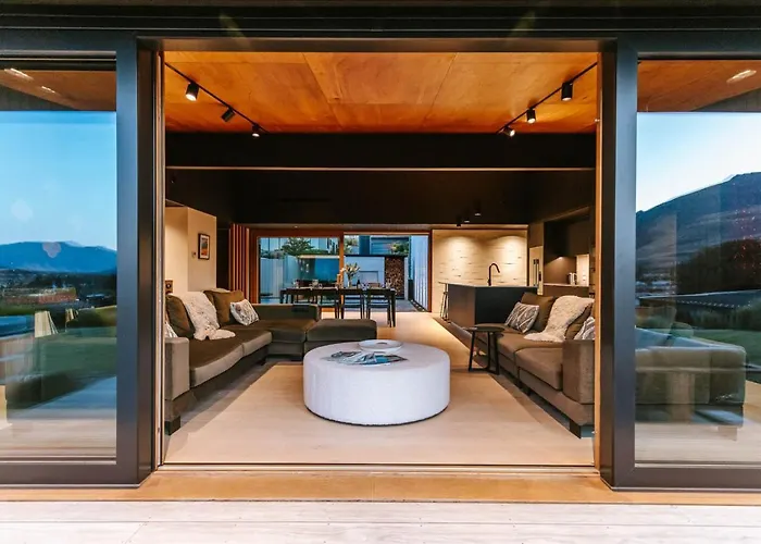 The Brick House - Stunning Views - Sleeps 10 Wanaka