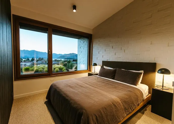 The Brick House - Stunning Views - Sleeps 10 * Wanaka