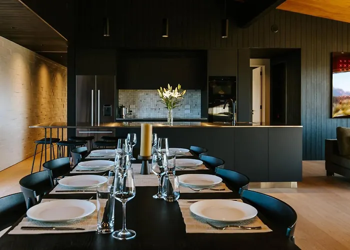 The Brick House - Stunning Views - Sleeps 10 Wanaka