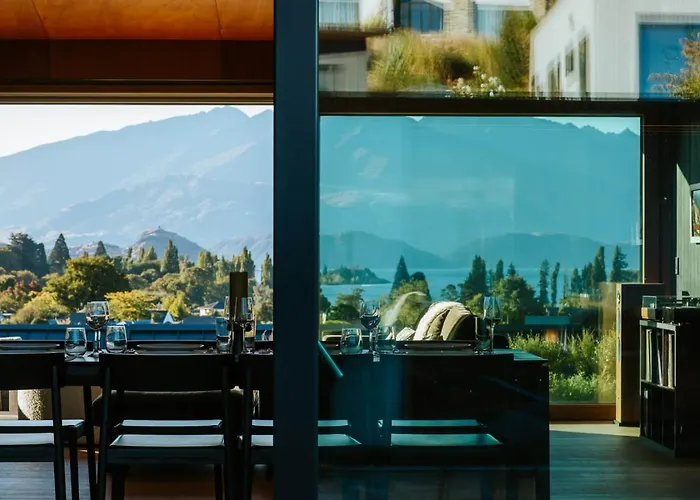 The Brick House - Stunning Views - Sleeps 10 * Wanaka